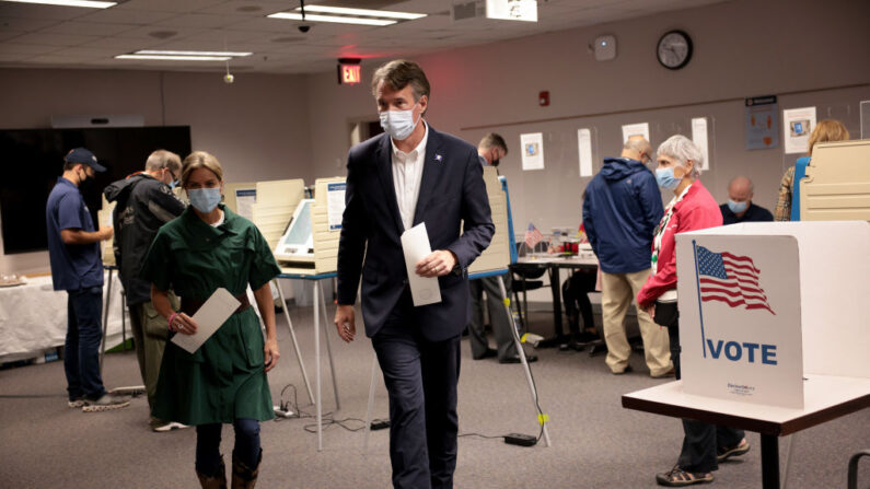 El candidato republicano a gobernador Glenn Youngkin y su esposa Suzanne emiten un voto anticipado el 23 de septiembre de 2021 en Fairfax, Virginia. (Win McNamee/Getty Images)