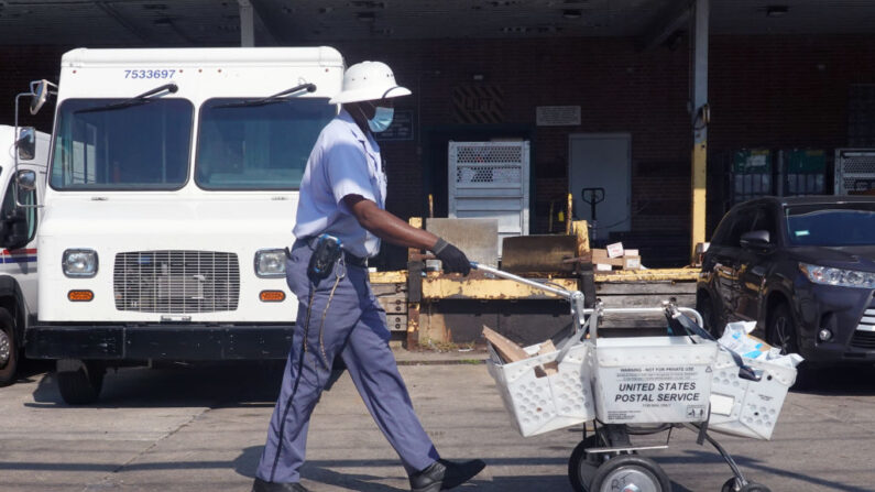 Un trabajador postal se dirige a su ruta el 1 de octubre de 2021 en Chicago, Illinois. (Scott Olson/Getty Images)