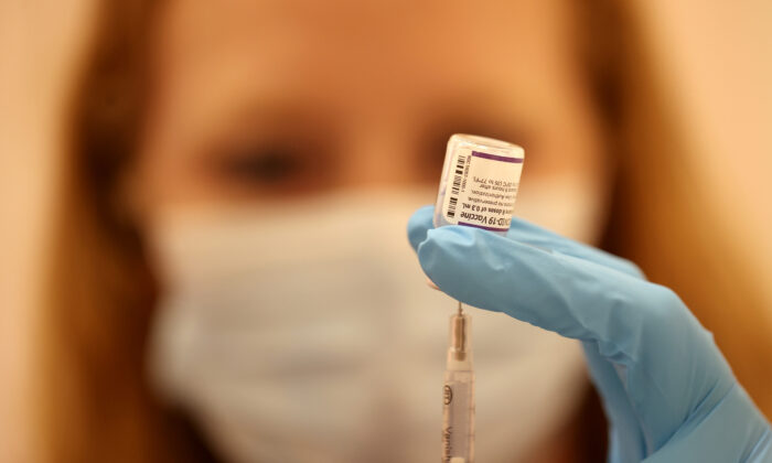 La farmacéutica de Safeway Ashley McGee llena una jeringa con la vacuna contra la COVID-19 de Pfizer en California el 1 de octubre de 2021. (Justin Sullivan/Getty Images)