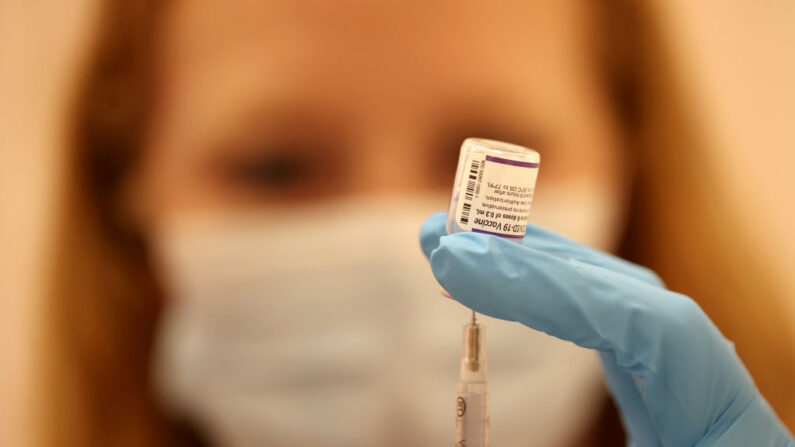 La farmacéutica de Safeway Ashley McGee llena una jeringa con la vacuna de refuerzo Pfizer COVID-19 en una clínica de vacunación de refuerzo el 01 de octubre de 2021 en San Rafael, California. (Justin Sullivan/Getty Images)