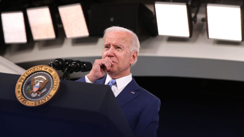 El presidente de Estados Unidos, Joe Biden, habla sobre las cifras de empleos en el auditorio de South Court, en Washington, D.C., el 8 de octubre de 2021.  (Chip Somodevilla/Getty Images)