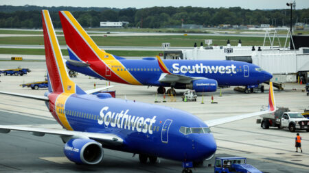 Jueza federal desestima intento de pilotos de Southwest Airlines para bloquear reglamento de vacunas