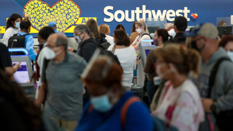 Los viajeros esperan para registrarse en el mostrador de boletos de Southwest Airlines, en el Aeropuerto Internacional Thurgood Marshall, el 11 de octubre de 2021, en Baltimore, Maryland. (Kevin Dietsch/Getty Images)