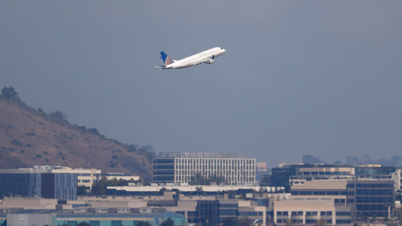 Un avión de United Express despega del Aeropuerto Internacional de San Francisco el 19 de octubre de 2021 en San Francisco, California. (Justin Sullivan/Getty Images)