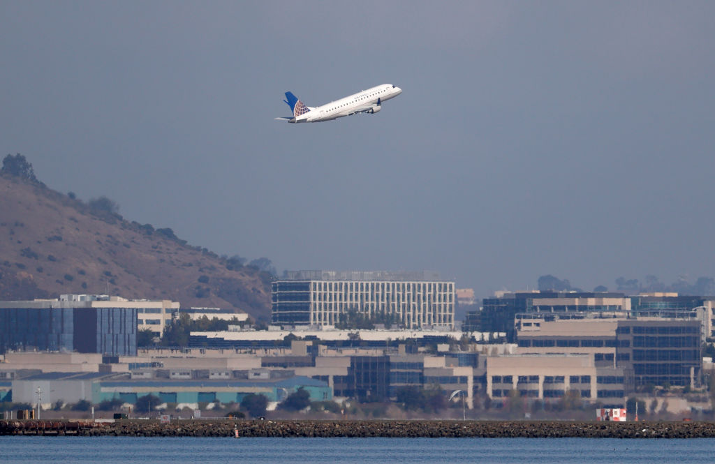 Un vuelo de United Airlines con destino a Boston se desvía a Denver por daños en una ala