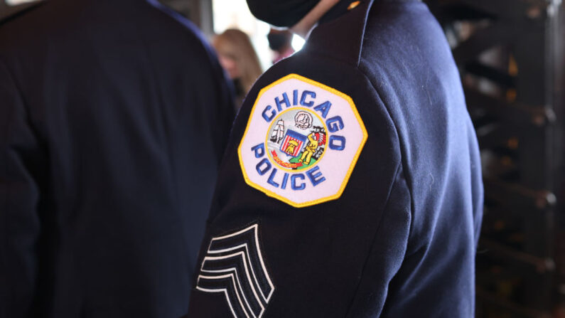 Policías asisten a una ceremonia de promoción y graduación del Departamento de Policía de Chicago el 20 de octubre de 2021 en Chicago, Illinois. (Scott Olson/Getty Images)