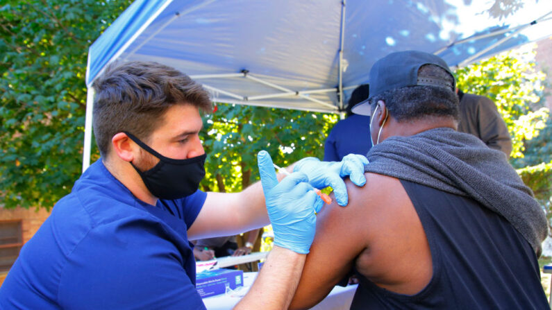Un miembro del personal médico de VIP StarNETWORK administra una vacuna contra el coronavirus (COVID-19) de Pfizer-BioNTech en un sitio de #VAXTOSCHOOL en el Centro Life of Hope el 21 de octubre de 2021 en la ciudad de Nueva York. (Michael M. Santiago/Getty Images)