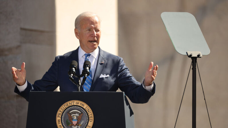 El presidente de EE.UU., Joe Biden, pronuncia un discurso durante la celebración del décimo aniversario del monumento a Martin Luther King, Jr. cerca del Tidal Basin en el National Mall el 21 de octubre de 2021 en Washington, DC. (Chip Somodevilla/Getty Images)