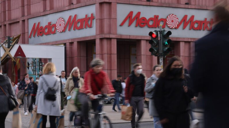 La gente pasa por un punto de venta de MediaMarkt en Alexanderplatz el 25 de octubre de 2021 en Berlín, Alemania. (Sean Gallup/Getty Images)