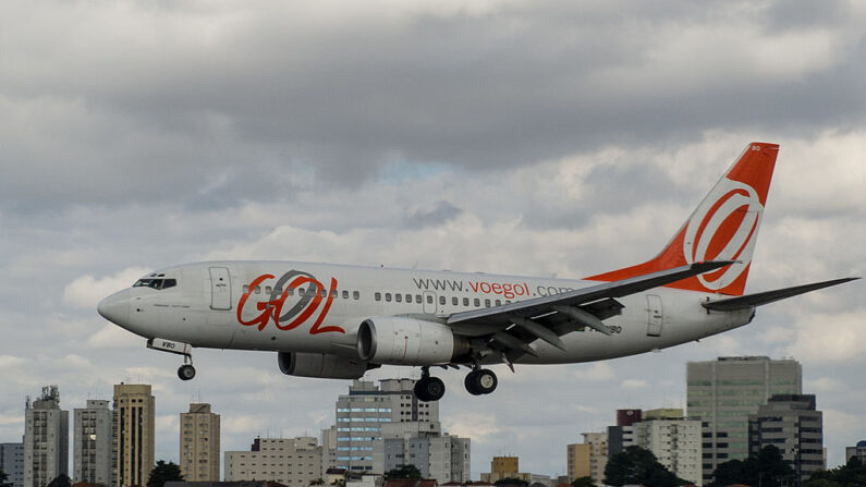 Un avión de la aerolínea brasileña Gol se prepara para aterrizar en el aeropuerto de Congonhas en Sao Paulo (Brasil) el 17 de octubre de 2012. (YASUYOSHI CHIBA/AFP vía Getty Images)