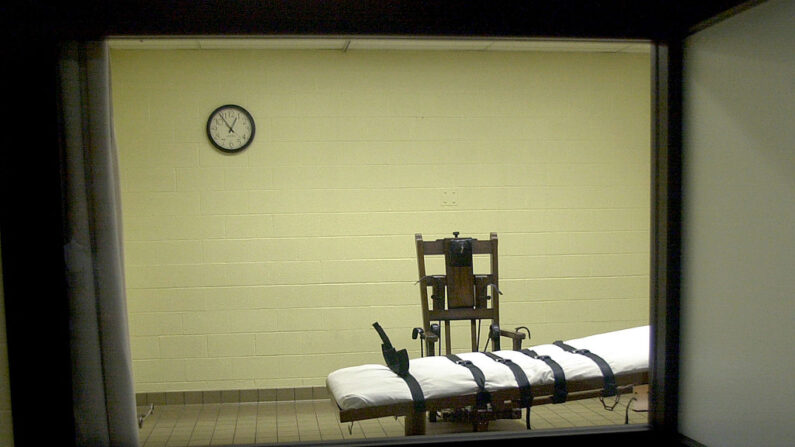 Una vista de la cámara de la muerte desde la sala de testigos del Centro Correccional del Sur de Ohio muestra una silla eléctrica y una camilla el 29 de agosto de 2001 en Lucasville, Ohio. (Mike Simons/Getty Images)