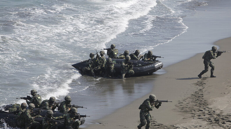 Unidades de infantería del Cuerpo de Marines de Taiwán del 99º Regimiento realizaron un simulacro de guerra urbana en la Base Naval de Tsoying de Kaohsiung el 27 de agosto de 2013 en Kaohsiung, Taiwán. (Ashley Pon/Getty Images)