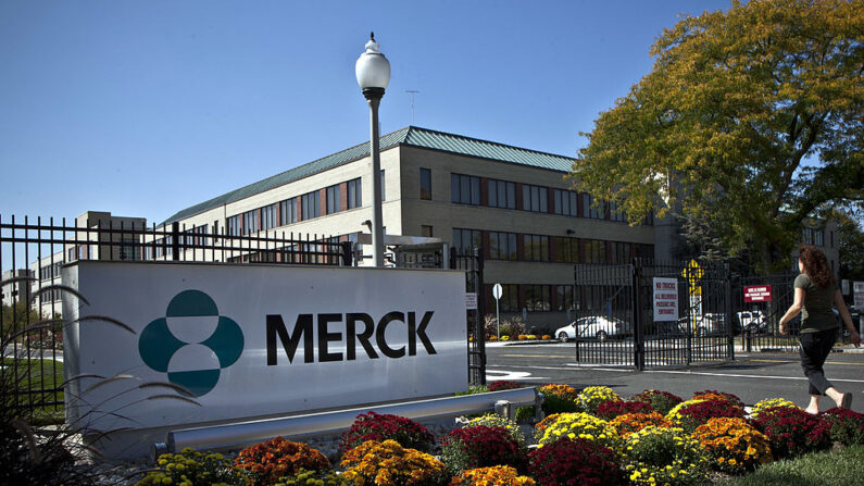 Un cartel de Merck se encuentra frente al edificio de la compañía el 2 de octubre de 2013 en Summit, Nueva Jersey. (Kena Betancur/Getty Images)