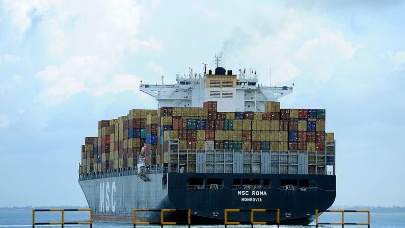 Esta foto tomada el 10 de septiembre de 2014 muestra un barco cargado de contenedores listo para partir en la Terminal Internacional de Contenedores de Colombo (CICT). (Lakruwan Wanniarachchi/AFP vía Getty Images)  Fuente: The Epoch Times en español
