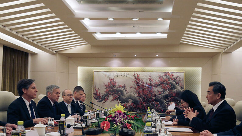 El entonces subsecretario de Estado de Estados Unidos, Antony Blinken, asiste a una reunión bilateral con el ministro de Relaciones Exteriores de China, Wang Yi, en la oficina del Ministerio de Relaciones Exteriores, el 11 de febrero de 2015, en Beijing, China. (Andy Wong-Pool/Getty Images)