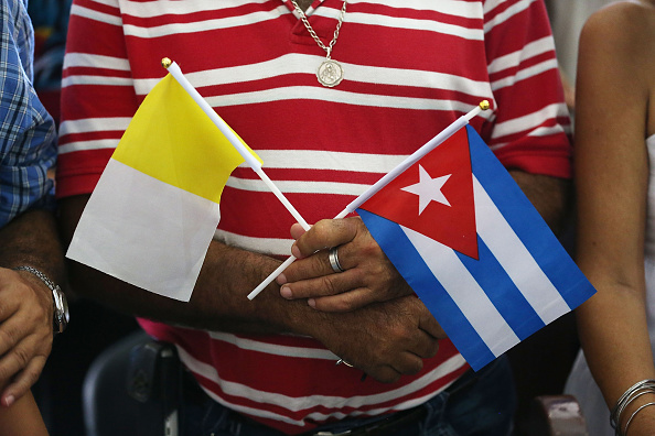 Banderas del Vaticano y de Cuba se sostienen durante una misa encabezada por el Papa Francisco, el 22 de septiembre de 2015, en Santiago de Cuba, Cuba. (Joe Raedle/Getty Images)