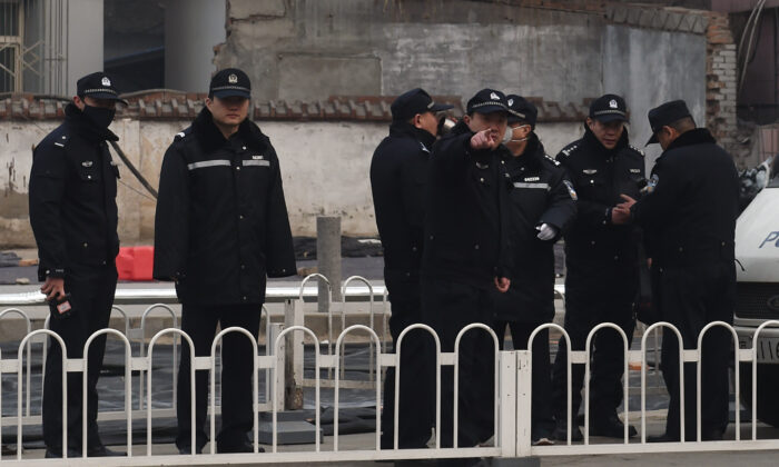 Agentes de policía montan guardia frente al Tribunal Popular Intermedio No. 2 donde el abogado de derechos humanos Pu Zhiqiang fue sentenciado en Beijing el 22 de diciembre de 2015. (Greg Baker/AFP a través de Getty Images)