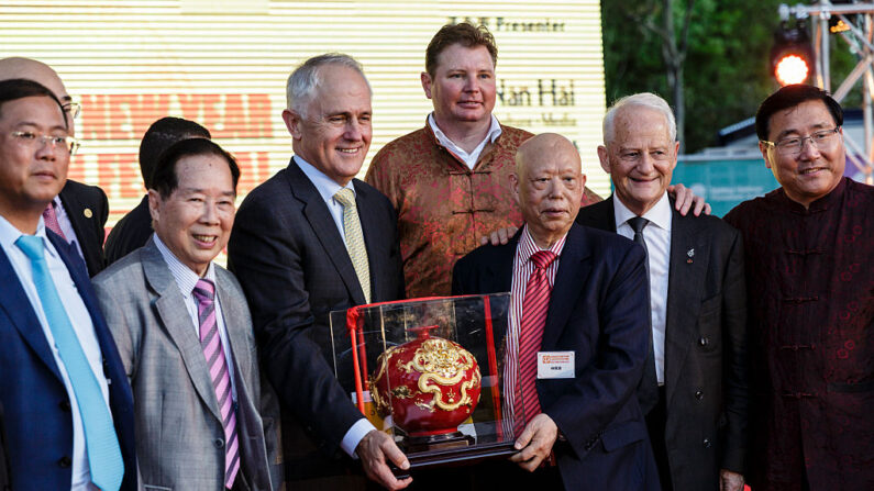 Huang Xiangmo (1° izq.) con el primer ministro Malcom Turnbull (3º izq.), en la inauguración del Festival de los Faroles del Año Nuevo Chino en el parque Tumbalong el 12 de febrero de 2016 en Sídney, Australia. (Brook Mitchell/Getty Images)