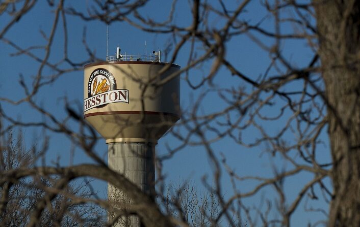 El sol brilla sobre la torre de agua de la ciudad el 26 de febrero de 2015 en Hesston, Kansas. (Kyle Rivas/Getty Images)