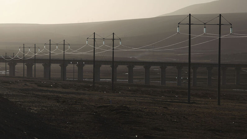 Las líneas eléctricas de alta tensión se ven cerca del ferrocarril Qinghai-Tíbet el 1 de enero de 2008 en el condado de Dangxiong de la Región Autónoma del Tíbet, China. (China Photos/Getty Images)