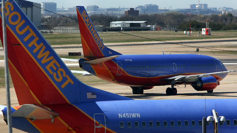 Aviones de Southwest Airlines avanzan por la pista de aterrizaje en el centro de operaciones de la aerolínea en Dallas Love Field el 12 de marzo de 2008, en Dallas, Texas. (Rick Gershon/Getty Images)