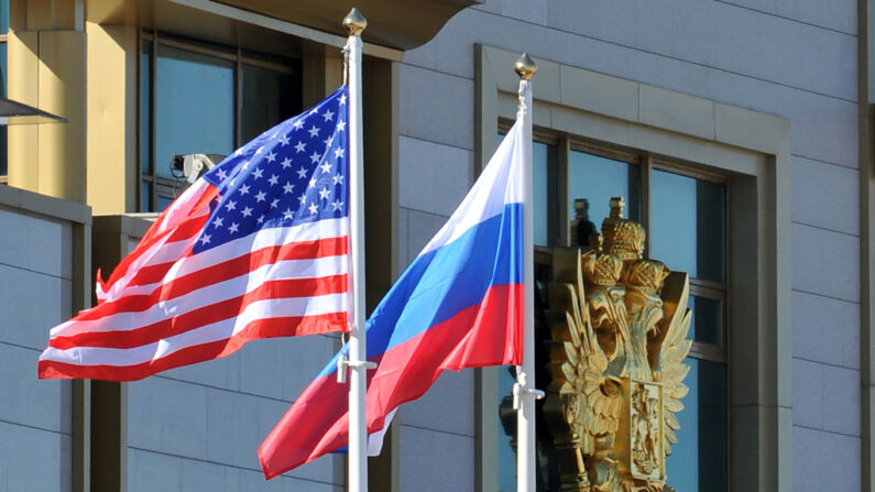 Esta foto, tomada el 7 de mayo de 2013, muestra las banderas de Rusia y de Estados Unidos izadas durante la llegada del secretario de Estado de EE. UU. al aeropuerto de Moscú Vnukovo. (MLADEN ANTONOV/AFP a través de Getty Images)
