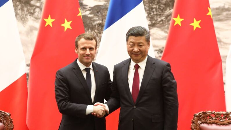 El presidente francés Emmanuel Macron (izq.) y el presidente chino Xi Jinping se dan la mano durante una conferencia de prensa en Beijing, el 9 de enero de 2018. (LUDOVIC MARIN/AFP a través de Getty Images)