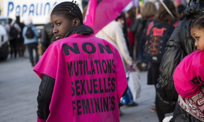 Una mujer lleva una camiseta en la que se lee "No a la mutilación genital femenina" durante una manifestación para defender los derechos de las mujeres en el Día Internacional de la Mujer en Marsella (Francia) el 8 de marzo de 2018. (Bertrand Langlois/AFP vía Getty Images)