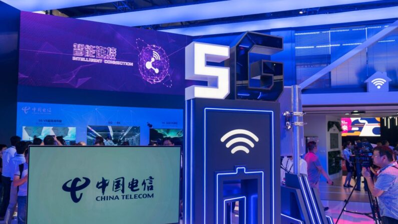 Un stand de China Telecom que muestra la tecnología 5G durante la Mobile World Conference en Shanghai el 27 de junio de 2018. (AFP/Getty Images)