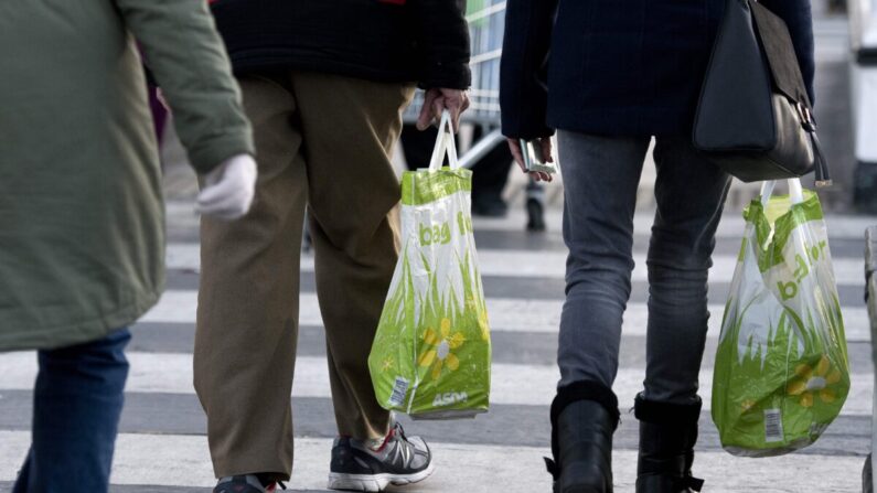 Una persona sale con sus productos en bolsas de plástico reutilizables después de comprar.(Justin Tallis/Getty Images)