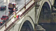 Ciudadanos rescatan a una mujer angustiada a punto de saltar de un puente