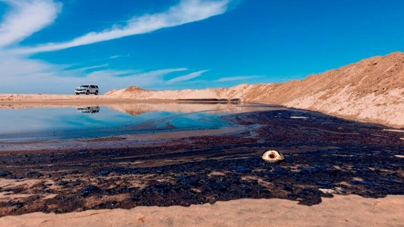 El alquitrán se acumula en la costa luego de un derrame de petróleo frente a la costa de Huntington Beach, California, EE.UU. EFE/EPA/Christian Monterrosa
