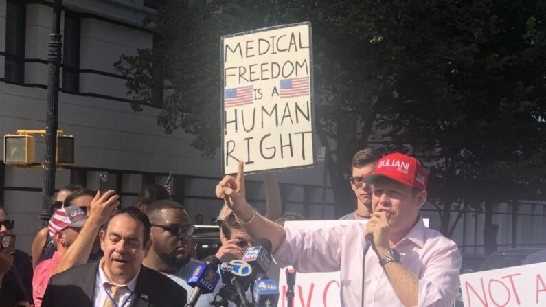 Andrew Giuliani habla en la manifestación contra las vacunas obligatorias frente a la Mansión Gracie el 15 de agosto de 2021. (Enrico Trigoso/The Epoch Times)