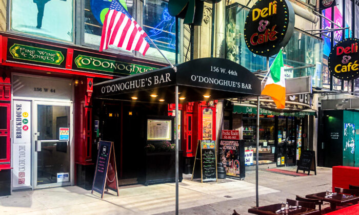 El pub y restaurante O'Donoghue's en Times Square, Nueva York, el 30 de septiembre de 2021. (Enrico Trigoso/The Epoch Times)