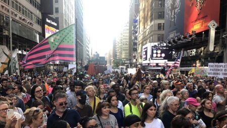 Miles de personas protestan contra orden de vacunas en «Mitín de Broadway-NYC por la Libertad»