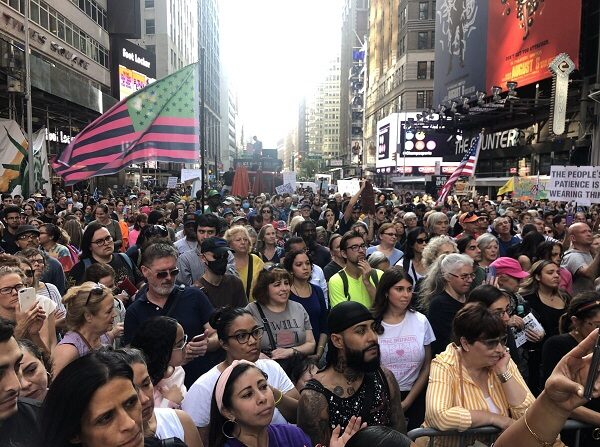 Una multitud se congrega en la manifestación Broadway Rally For Freedom en Manhattan, Nueva York, el 16 de octubre de 2021. (Enrico Trigoso/The Epoch Times)