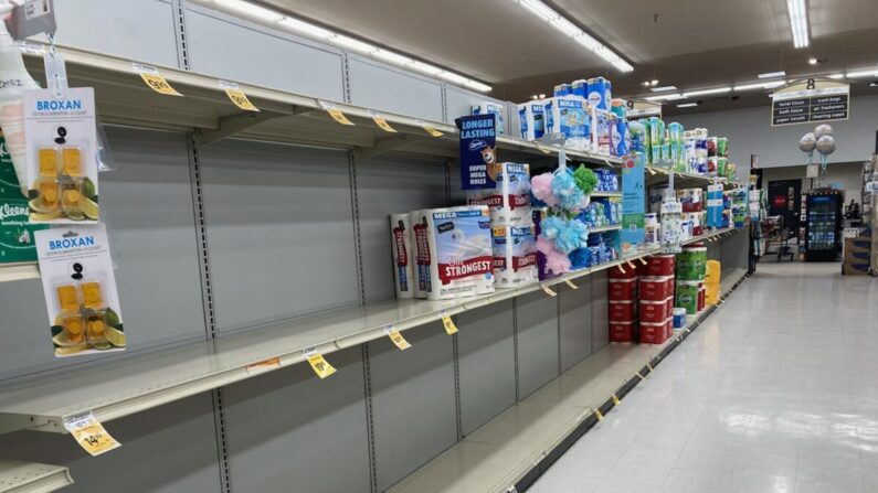 Los estantes vacíos del supermercado Safeway en Williams, Arizona, a finales de septiembre se debieron en parte al retraso en los envíos, según un empleado de la tienda. (Allan Stein/The Epoch Times)