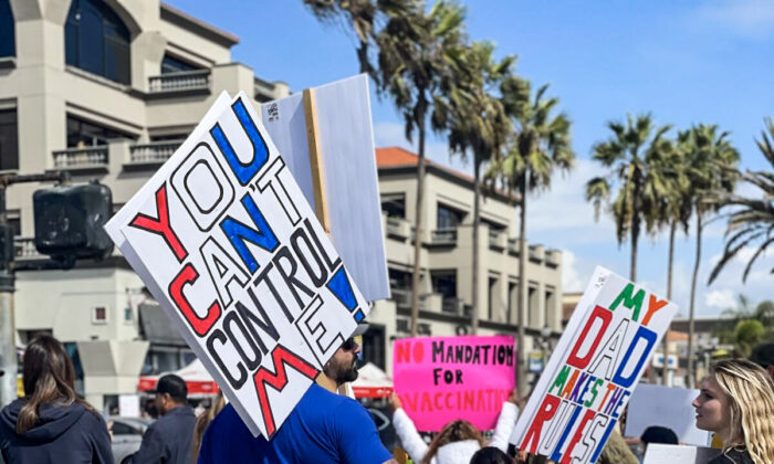 Cientos de padres, profesores y estudiantes se concentraron cerca del muelle de Huntington Beach como parte del "paro" estatal para denunciar la orden de vacunación contra la COVID-19 de California para los estudiantes de K-12 en Huntington Beach (California) el 18 de octubre de 2021. (Vanessa Serna/The Epoch Times)