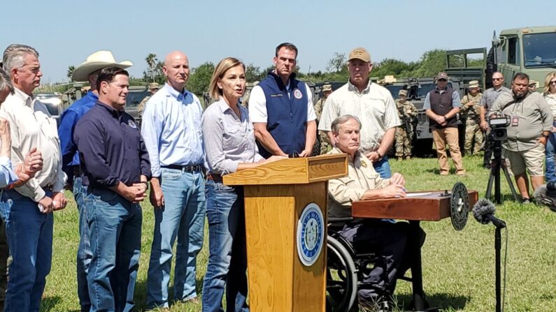 La gobernadora de Iowa, Kim Reynolds, en una conferencia de prensa sobre la situación fronteriza mientras otros gobernadores observan, en Mission, Texas, el 6 de octubre de 2021. (Marina Fatina/NTD)