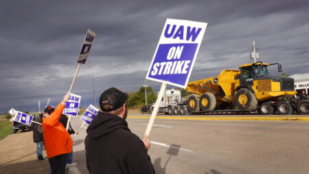 Trabajadores de John Deere prolongan huelga tras rechazar segundo contrato