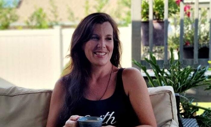 Karen 'Kay Sea' Skau se relaja con una taza de café en Palm Coast, Florida, el 1 de octubre de 2021. (Foto cortesía de Karen Skau)