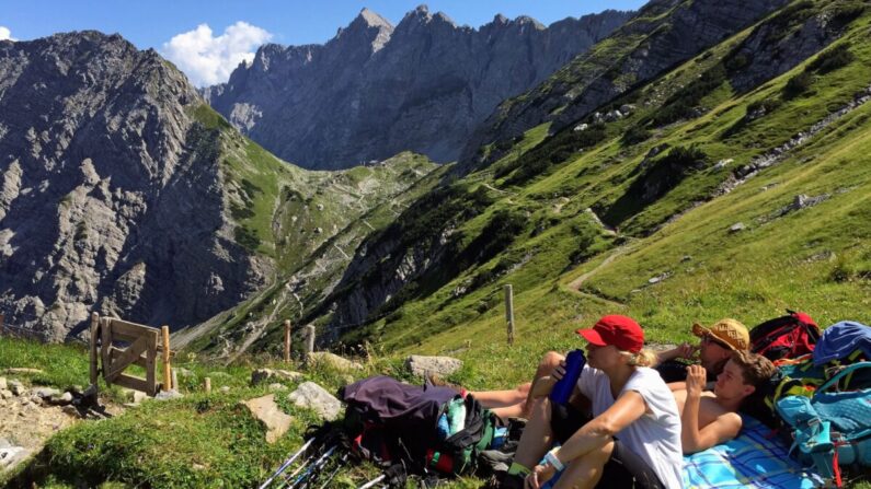 Una familia hace senderismo por la cordillera de Karwendel, cerca de Engalm, Austria, el 9 de agosto de 2015. (Sean Gallup/Getty Images)