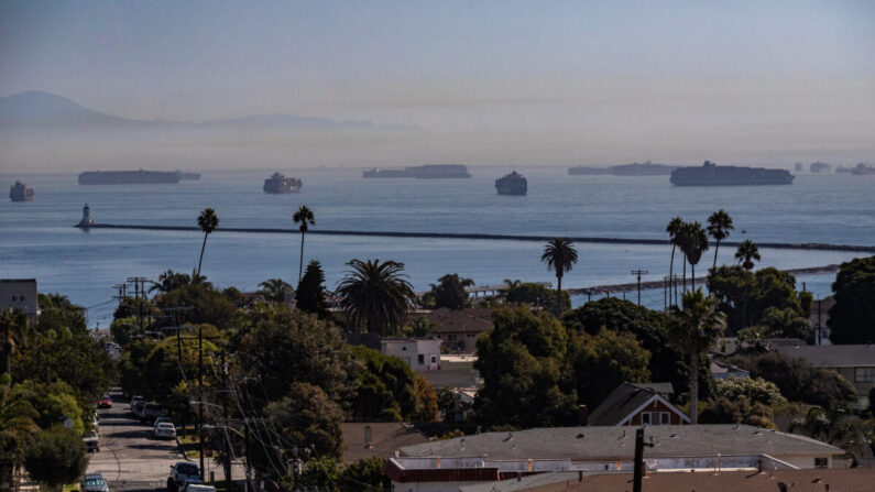 Los barcos esperan para ingresar a los puertos de Los Ángeles y Long Beach el 14 de octubre de 2021. (John Fredricks/The Epoch Times)
