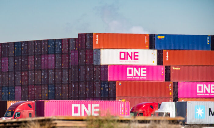 Los contenedores de transporte esperan a ser trasladados desde los puertos de Los Ángeles y Long Beach el 14 de octubre de 2021. (John Fredricks/The Epoch Times)
