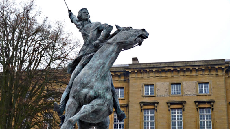 Estatua del héroe americano-francés Marqués de Lafayette frente al Palacio del Gobernador en Metz, Francia, donde decidió unirse a la causa americana. (Bava Alcide57 CC BY-SA 3.0)
