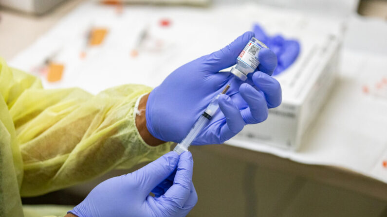Un trabajador de la salud prepara una vacuna de Moderna contra la COVID-19, en Lestonnac Health Clinic, en Orange, California, el 9 de marzo de 2021. (John Fredricks/The Epoch Times)