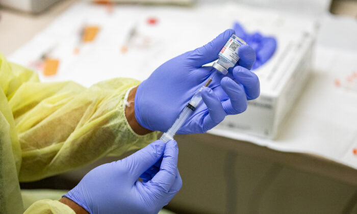 Un sanitario prepara una vacuna contra la COVID-19 en la Clínica de Salud Lestonnac en Orange (California) el 9 de marzo de 2021. (John Fredricks/The Epoch Times)