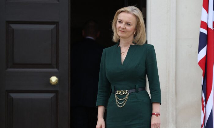 La ministra de Asuntos Exteriores británica, Liz Truss, espera para recibir a tres ministros de Asuntos Exteriores del Báltico en Chevening House, en Sevenoaks, al sur de Londres, el 11 de octubre de 2021. (Hollie Adams /pool/AFP vía Getty Images)