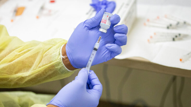 Un trabajador sanitario prepara la vacuna contra el coronavirus Moderna en la Clínica de Salud Lestonnac en Orange, California, el 9 de marzo de 2021. (John Fredricks/The Epoch Times)