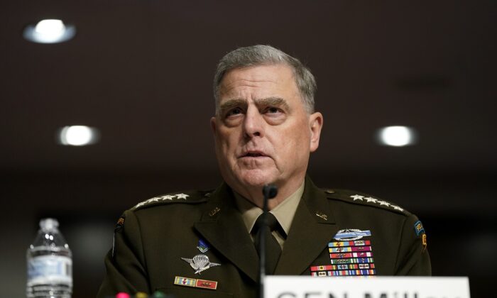 El jefe del Estado Mayor Conjunto, el general Mark Milley, habla durante una audiencia de la Comisión de Servicios Armados del Senado en el Capitolio en Washington el 28 de septiembre de 2021, sobre la conclusión de las operaciones militares en Afganistán y los planes para futuras operaciones antiterroristas. (Patrick Semansky/Pool/Getty Images)